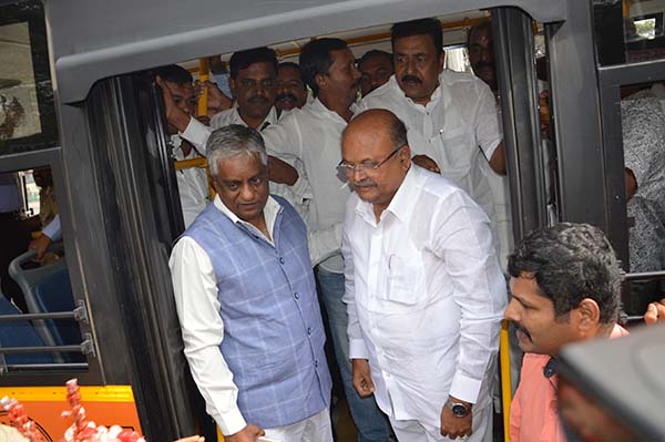 ಬಿಎಂಟಿಸಿ ಬಸ್ಸಿನಲ್ಲಿ ವಿಧಾನಸೌಧಕ್ಕೆ ಪ್ರಯಾಣಿಸಿದ ಸಾರಿಗೆ ಸಚಿವ ಎಚ್.ಎಂ.ರೇವಣ್ಣ